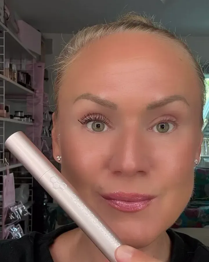 Er annons på Meta: en kreatör visar Serum Infused Mascara