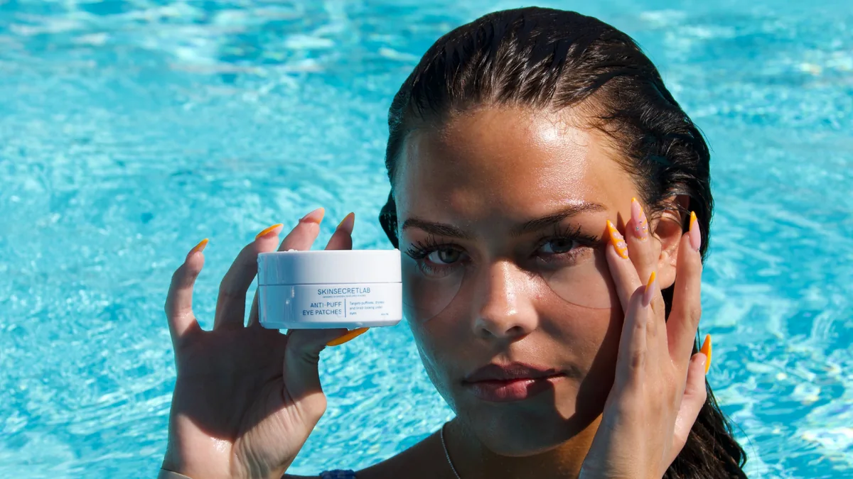 Modell i en pool håller Anti-Puff Eye Patches